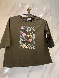 ABUNDANCE VERDE MILITAR NIÑA REMERA TRES CUARTO - Orlibbi
