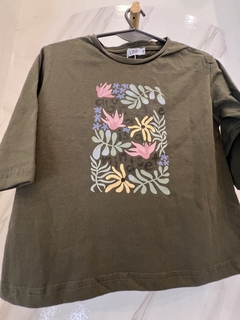 ABUNDANCE VERDE MILITAR NIÑA REMERA TRES CUARTO - comprar online