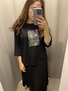 ABUNDANCE NEGRO REMERA TRES CUARTOS en internet