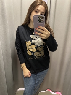 BLOOMING NEGRA REMERA - comprar online