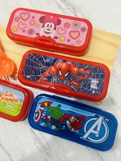 SET DE CUBIERTOS PLASTICOS EN BOX PERSONAJES - mayoristaserma
