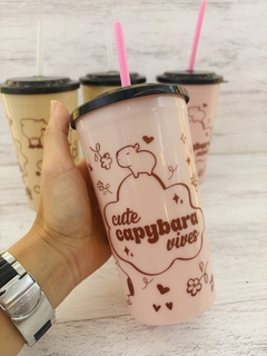 VASO CAPYBARA CON TAPA Y SORBETE en internet
