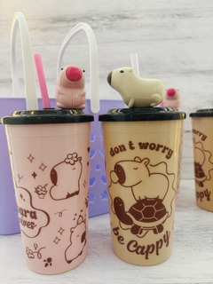 VASO CAPYBARA CON TAPA CON MUÑECO Y SORBETE - comprar online