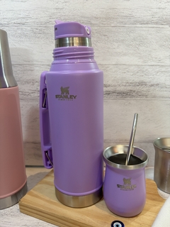 TERMO SIMIL STANLEY 1 LT CON MATE Y BOMBILLA - mayoristaserma