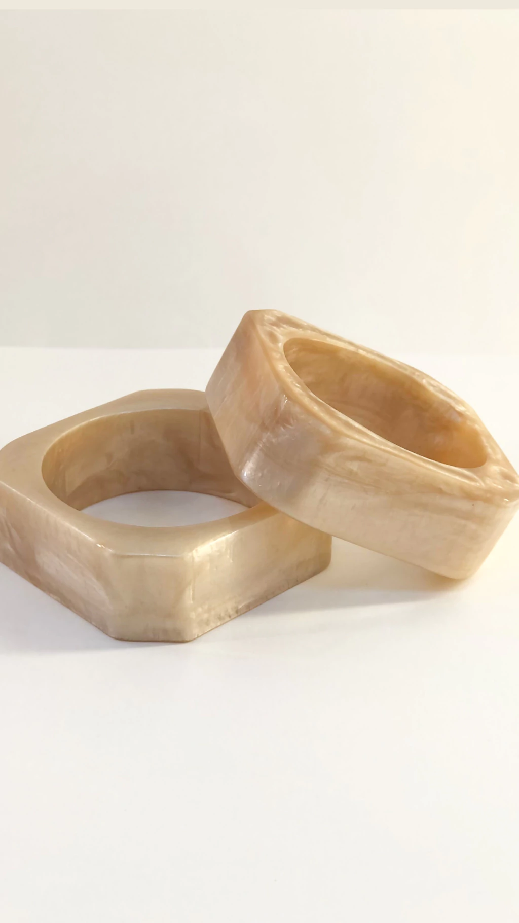 Bracelete perolado quadrado (unidade)