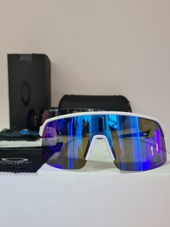 GAFAS OAKLEY SUTRO LITE MARCO BLANCO ESP AZUL - MendoBike