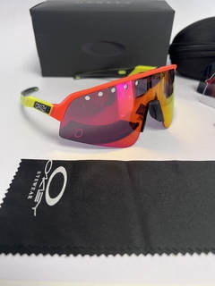 Gafas Oakley Sutro Lite Sweep Vented Marco Naranja Patilla Amarillas Espejado Naranja - MendoBike