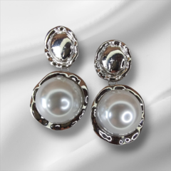 Brinco Pérola Prata Martelado 5,5 cm - comprar online