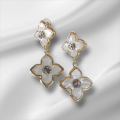 Brinco Flor Madrepérola Dourado 5 cm - comprar online