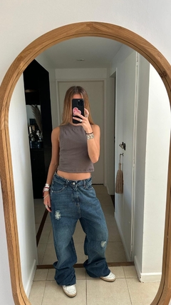 Musculosa isa gris en internet