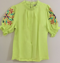 Blusa manga curta com bordado floral - comprar online