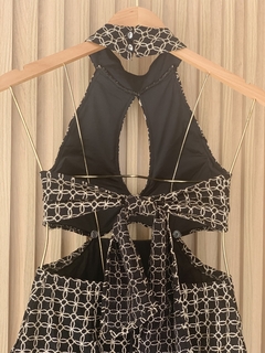 VESTIDO BORDADO COM FIOS METALIZADOS, CURTO COM BARRA ONDULADA - comprar online