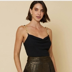 Blusa decote degagê com alça de corrente