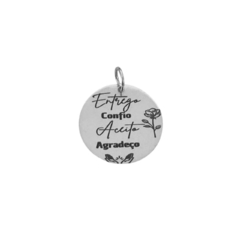 Pingente Medalha Entrego Confio Aceito Agradeço - comprar online