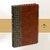 Portada de la Biblia de Estudio Scofield en simil piel, con diseño elegante en tonos marrones y dorados.