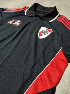 Imagen de Chomba River negra con vivos rojos 2026