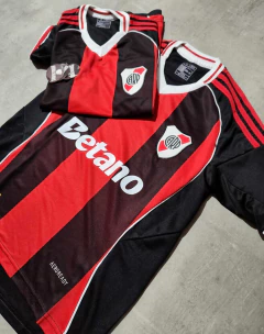 Imagen de Camiseta River Betano suplente negra y roja 2026
