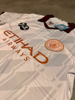 Camiseta Manchester City blanco cuello bordo importada - comprar online
