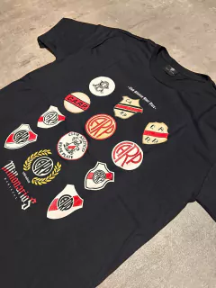 Remera River historia escudos negra - comprar online