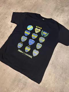 Remera Boca historia de escudos negra - comprar online
