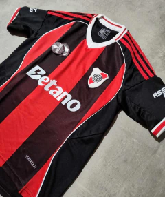 Camiseta River Betano suplente negra y roja niño 2026 en internet