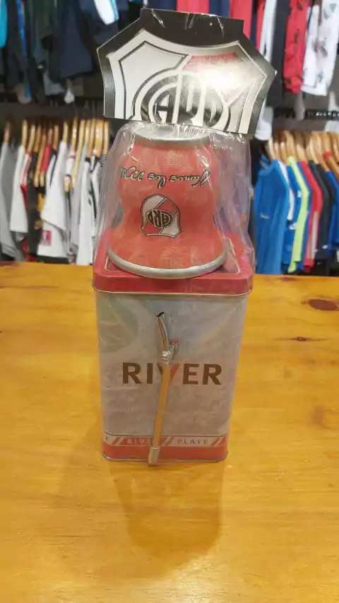 Lata yerbero River con mate y bombilla