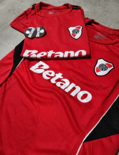 Camiseta River Betano roja etrenamiento niño 2026 en internet