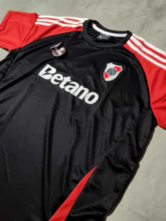 Camiseta River Betano entrenamiento negra 2026 talle especial en internet