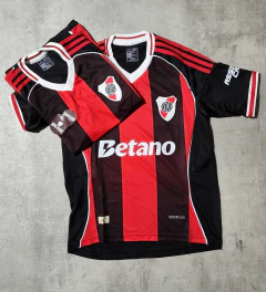Camiseta River Betano suplente negra y roja niño 2026 - comprar online