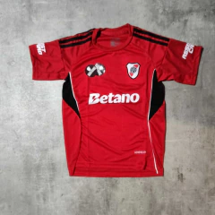 Imagen de Camiseta River Betano roja etrenamiento niño 2026