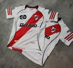 Camiseta River Betano titular 2026 - tienda online