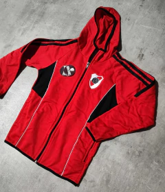Campera River roja con capucha niño en internet
