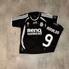 Camiseta Real Madrid retro Ronaldo negra en internet