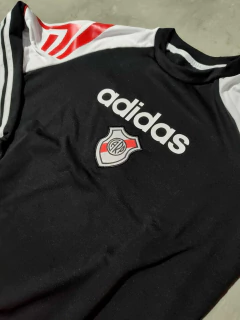 Buzo River retro negro y blanco en internet