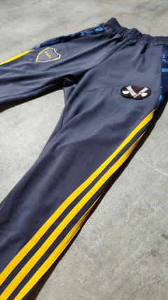 Pantalon Boca gris tiras amarillas 2025 en internet