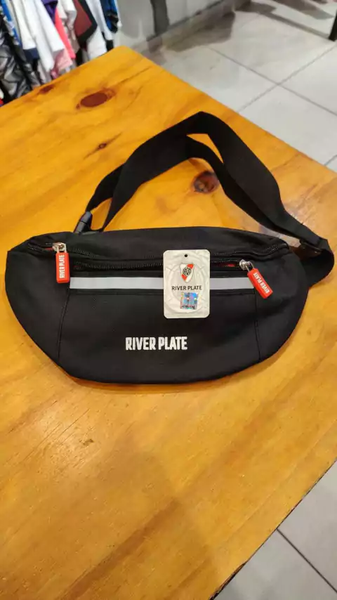 Riñonera River negra