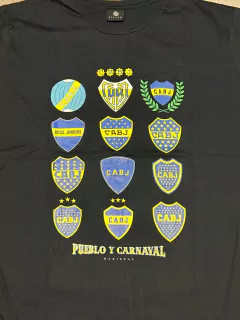 Remera Boca historia de escudos negra en internet