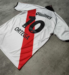 Camiseta River Ortega retro Quilmes cuello negro - Hooligans Bahía