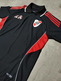 Chomba River negra con vivos rojos 2026 - Hooligans Bahía