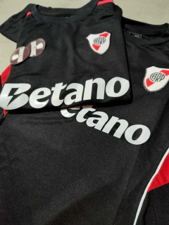 Camiseta River Betano entrenamiento negra niño 2026 en internet