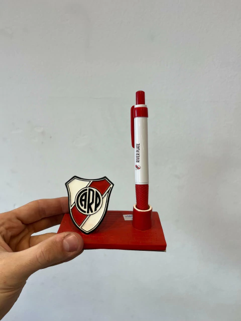 Base con escudo y lapicera River