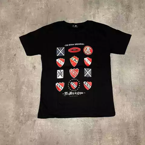 Remera Independiente historia escudos