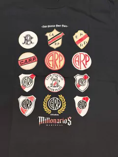 Remera River historia escudos negra en internet