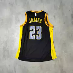 Musculosa NBA Lakers negra LeBron James en internet