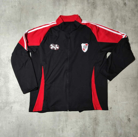 Campera River negra talle especial