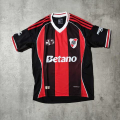 Camiseta River Betano suplente negra y roja 2026