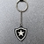 Chaveiro do Botafogo com formato de escudo e estrela, em preto e branco.