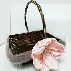 Canasta con decoración en tul y flor grande con aplicación de pedrería y perlas en internet