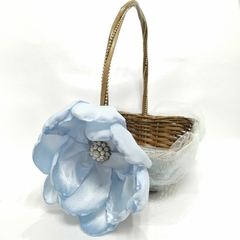 Canasta con decoración en tul y flor grande con aplicación de pedrería y perlas