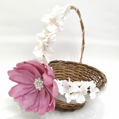Canasta con decoración en tul, flor grande y flores pequeñas, aplicación de pedrería y perlas
